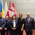 Na zdjęciu 7 osób w Sali Sesyjnej Urzędu Marszałkowskiego w Poznaniu: pełniąca obowiązki Głównego Geodety Kraju, Alicja Kulka wraz z Geodetami Województw i Dyrektorem WODGiK.
