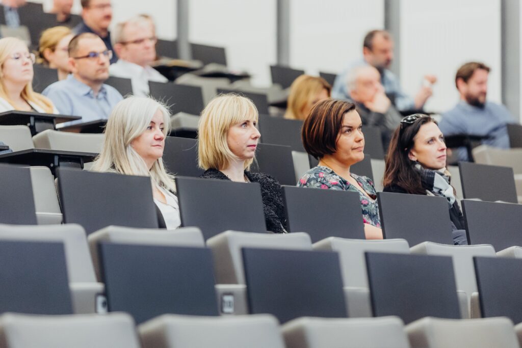 Zbliżenie na uczestników seminarium na Sali Sesyjnej Urzędu Marszałkowskiego w Poznaniu
