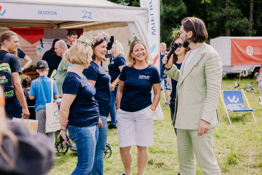 4 osoby z zespołu BGW rozmawiają z prowadzącym Piknik na FEST