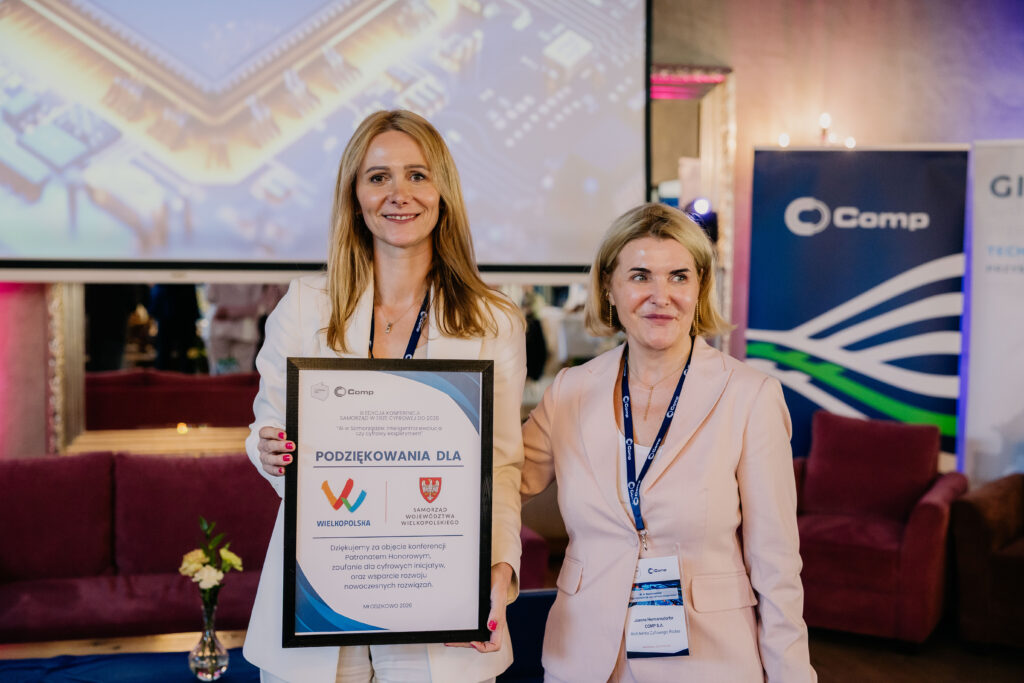 Dyrektor Biura Geodety Województwa, Hanna Mierzwiak odbierająca podziękowania dla Samorządu Województwa Wielkopolskiego