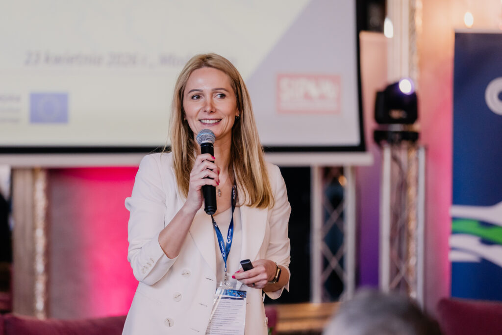 Dyrektor Biura Geodety Województwa, Hanny Mierzwiak w trakcie prelekcji