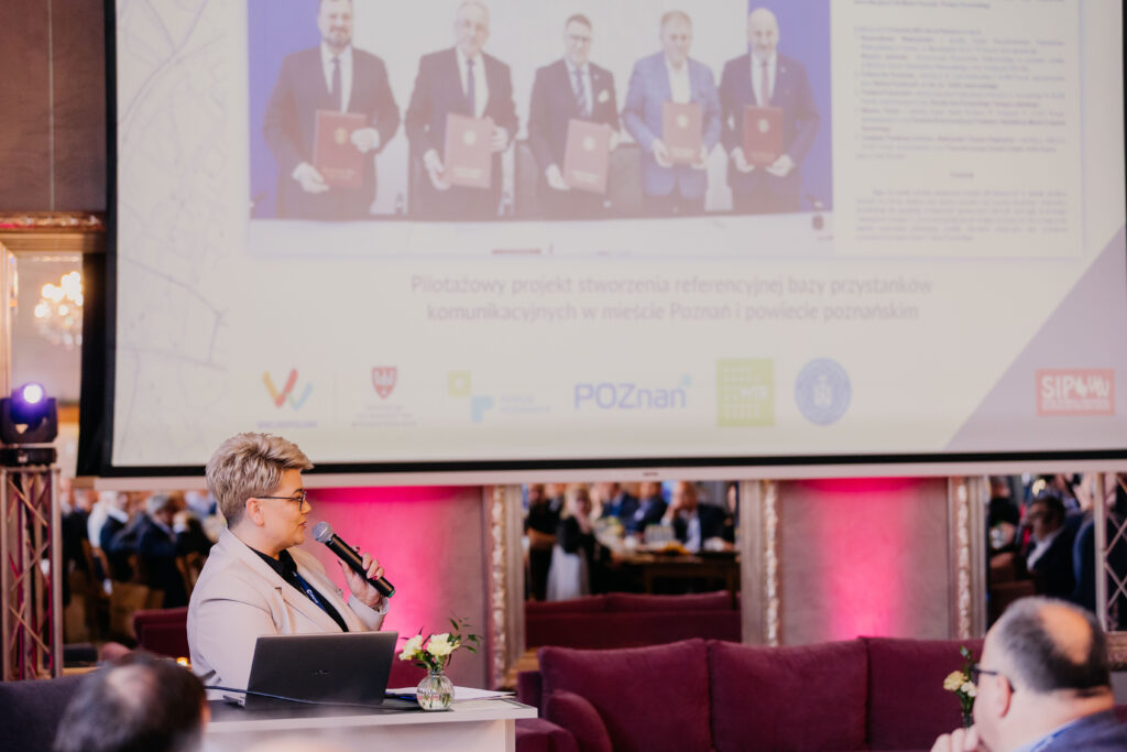 Zastępca Dyrektora Departamentu Transportu UMWW, Agnieszka Łechtańska w trakcie prelekcji