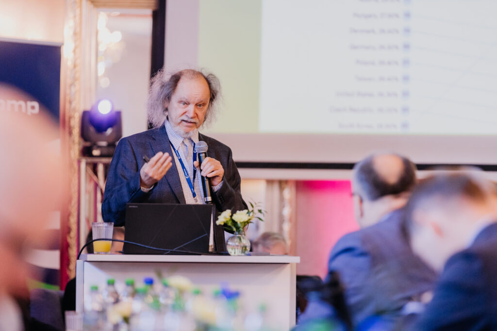 Prof. dr hab. Włodzisław Duch w trakcie prelekcji