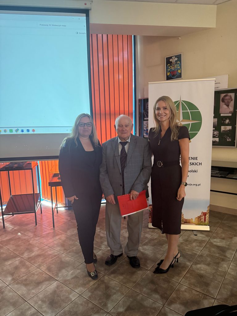 Od lewej: Monika Majewska (Dyrektor Powiatowego Zarządu Geodezji, Kartografii, Katastru i Nieruchomości w Gnieźnie), Waldemar Sztukiewicz (Honorowy Prezes Stowarzyszenia Geodetów Polskich Oddział Wielkopolski w Poznaniu), Hanna Mierzwiak (Geodeta Województwa Wielkopolskiego, Dyrektor Biura Geodety Województwa)